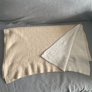 Club Monaco 100% cashmere two sided scarf in beige